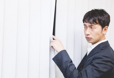 一目惚れしても様子見する